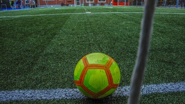 Giocano a calcetto di nascosto: multati dai carabinieri