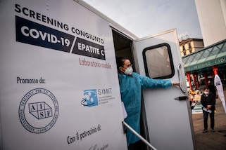 Coronavirus, De Micheli: "La gente si contagia in coda per fare il tampone"