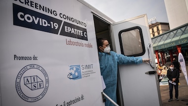 Coronavirus, De Micheli: "La gente si contagia in coda per fare il tampone"