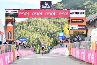 Kelderman è la nuova maglia rosa del Giro d'Italia. Hindley vince sullo Stelvio
