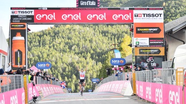 Kelderman è la nuova maglia rosa del Giro d'Italia. Hindley vince sullo Stelvio