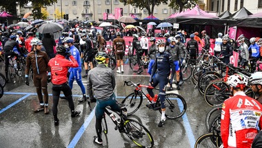 Giro d'Italia, i corridori protestano per il maltempo: la 19° tappa è stata accorciata