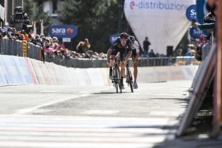 Giro d'Italia, Hindley nuova maglia rosa. Geoghegan Hart vince la 20ª tappa