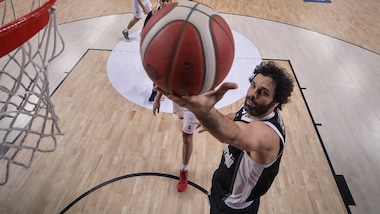 Teodosic trascina la Virtus: Varese ko. Vince anche Reggio Emilia