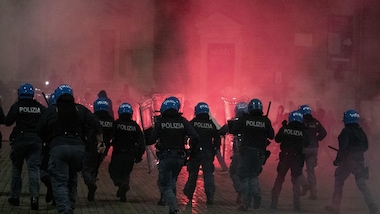 Coprifuoco nel Lazio, incidenti a Roma tra polizia e manifestanti