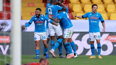 Benevento-Napoli 1-2: segnano gli Insigne, decide Petagna. 2-2 tra Parma e Spezia