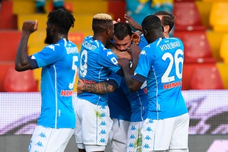 Un gioiello di Insigne e la firma di Petagna: il Napoli rimonta il Benevento