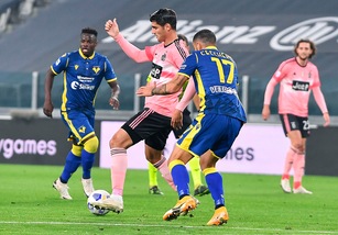 Primi 45': la Juve soffre, ma ha più occasioni. Faraoni intervento dubbio su Bernardeschi