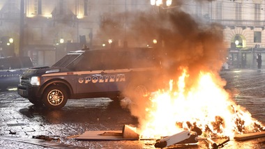 Torino contro il nuovo Dpcm: cassonetti e monopattini in fiamme