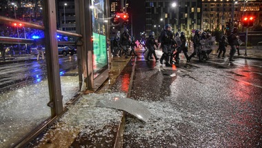 Duri scontri a Milano contro le misure anti-Covid