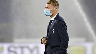 La Lazio e i casi Covid: "Tamponi dubbi. Giocatori in isolamento"