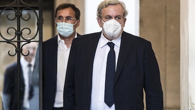 Coronavirus, Emiliano annuncia: "Da venerdì scuole chiuse in Puglia"