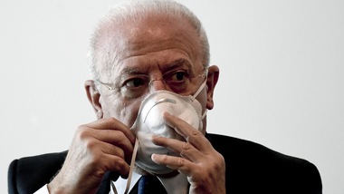 De Luca infiamma i social per la "bimba ogm" che vuole andare a scuola