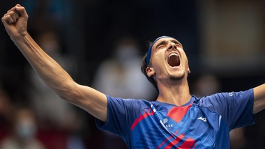 Il Circolo Sporting Torino omaggia Sonego dopo la vittoria con Djokovic