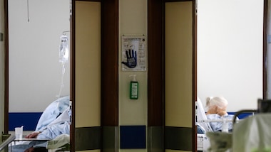 Coronavirus, blitz negazionisti negli ospedali di Torino: web in rivolta