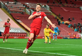 City trascinato da Walker, vola il Chelsea. Il Liverpool vince in rimonta