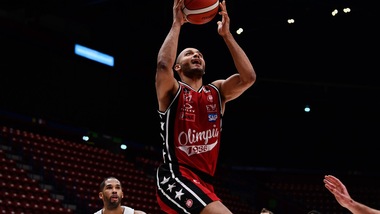 Milano vince ancora, la Virtus Bologna piega Venezia. Crollano Varese e Fortitudo