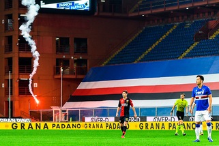 Sampdoria-Genoa senza tifosi: piovono fumogeni con il paracadute