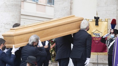 Funerali Gigi Proietti, Roma in piazza per l’ultimo saluto