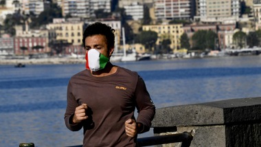 Coronavirus, a Napoli il lungomare pieno fa arrabbiare De Luca