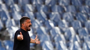 Il Napoli rinvia la partenza per Bologna: problemi con il volo