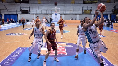 Basket, ancora positivi al covid quattro giocatori di Cantù