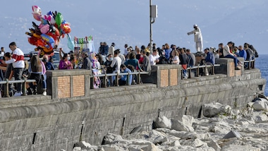 Napoli, altro che chiusure: il lungomare è pieno di gente