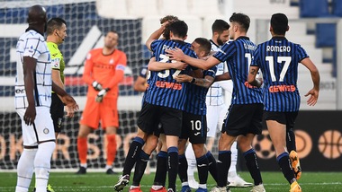 L'Atalanta ferma l'Inter di Conte. Roma show con Mkhitaryan