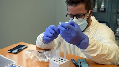 Coronavirus in Italia, contagi e decessi in calo nelle ultime 24 ore