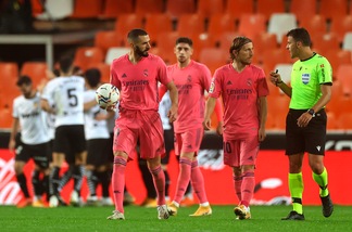 Real Madrid ko, poker Valencia: tre rigori per Soler. Real Sociedad in vetta alla Liga