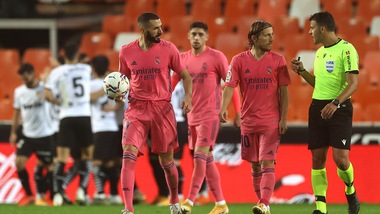 Real Madrid ko, poker Valencia: tre rigori per Soler. Real Sociedad in vetta alla Liga