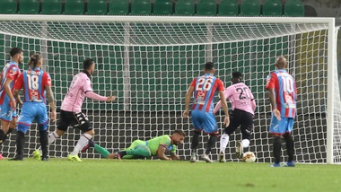 Il Palermo senza cambi pareggia 1-1 col Catania nel derby siciliano