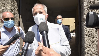 Vaccino Pfizer, Crisanti scettico: "Non è risolutivo"