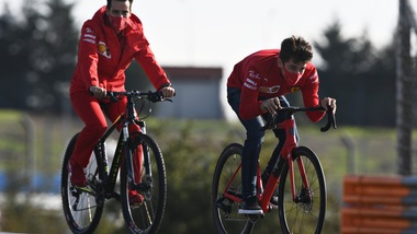 Gp Turchia, Leclerc sfreccia…in bici