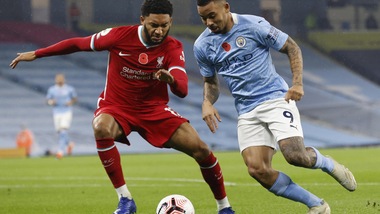 Liverpool, Gomez operato al ginocchio. Tornerà per Euro2020