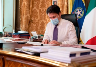 Coronavirus, Conte annuncia: "La curva scenderà, ma a dicembre no al liberi tutti"