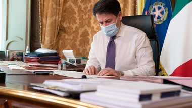 Coronavirus, Conte annuncia: "La curva scenderà, ma a dicembre no al liberi tutti"