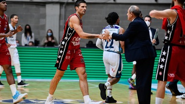 Milano vince il derby con Cantù. Varese batte Roma, Trento piega Brescia