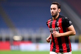 MIlan, tutto l'ambiente è furibondo con Calhanoglu