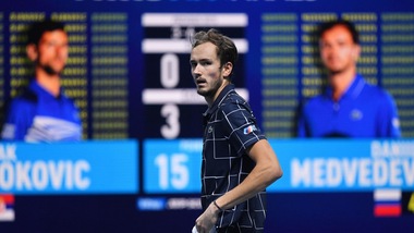 Atp Finals, impresa Medvedev: batte Djokovic e vola in semifinale