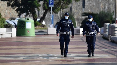 Genova, bisognosi in fila alla mensa multati per assembramento