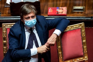 Sileri: "Crisanti si sbaglia, il vaccino è sicuro"