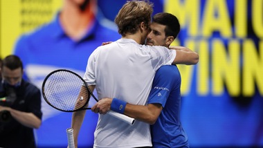 Atp Finals, Djokovic vola in semifinale: ko Zverev