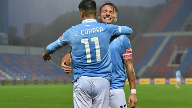Crotone-Lazio 0-2: festa sotto la pioggia con Immobile-Correa