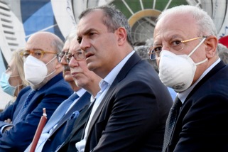 De Luca furioso: "De Magistris, un imbecille che litiga da solo"