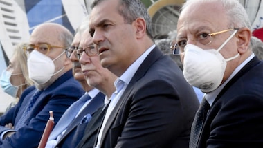 De Luca furioso: "De Magistris, un imbecille che litiga da solo"