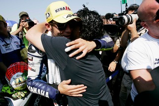 Valentino Rossi dice addio a Maradona: "Ciao Diego, mago de la pelota"