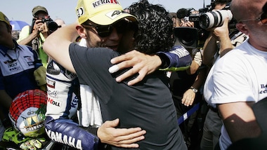 Valentino Rossi dice addio a Maradona: "Ciao Diego, mago de la pelota"