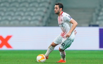 Milan, su Calhanoglu c'è il Manchester United