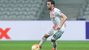 Milan, su Calhanoglu c'è il Manchester United